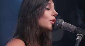 Ariane May divulga a música “No meu lugar”