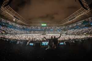 Henrique & Juliano homenageiam Marília Mendonça em show para 45 mil pessoas no Allianz Parque