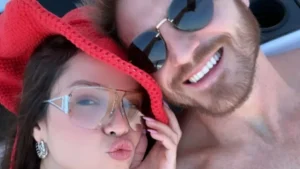 Juliette e o noivo Kaique Cerveny aproveitam passeio de barco na Itália