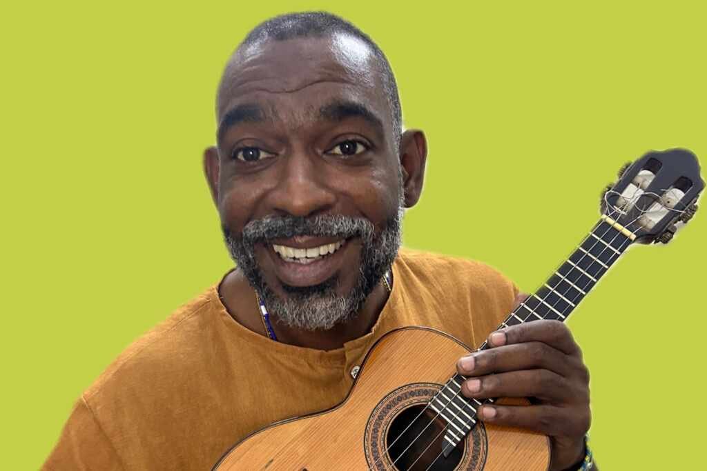 Samba Libertador chega chegando no Centro do Rio com Negão da Serrinha no comando