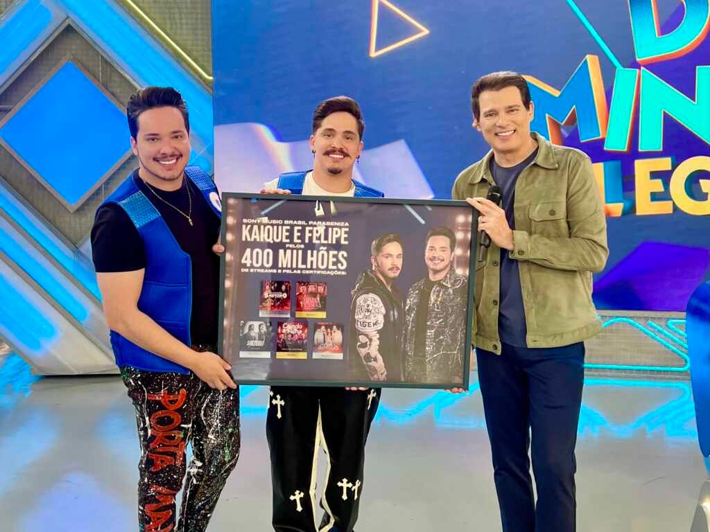 Kaique e Felipe são surpreendidos ao vivo no palco do Domingo Legal