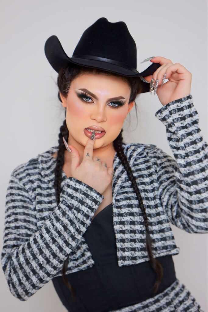 Roxy Rocket transforma histórias de vida em arte drag Roxy Rocket transforma histórias de vida em arte drag