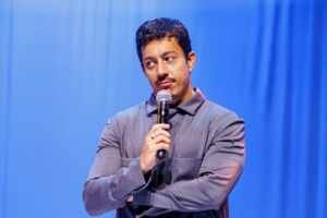 Renato Albani apresenta “A Ignorância É Uma Dádiva” no Farmasi Arena, neste domingo (24)