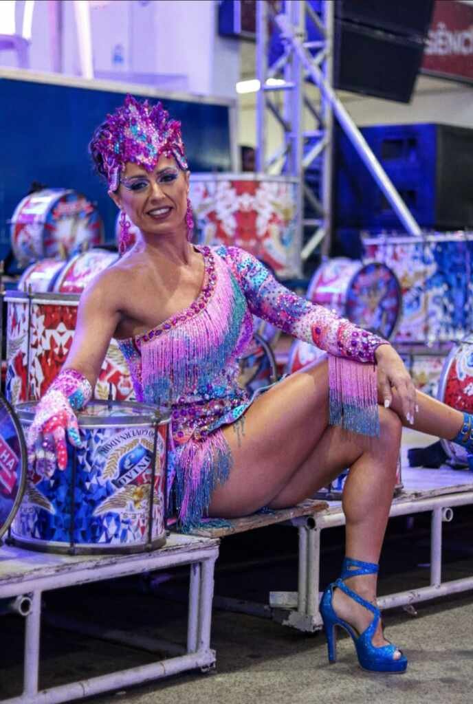 Musa Tatiana Breia incorpora “Festa na Galáxia” em noite de samba na União da Ilha 17 Tatiana Breia Foto Allan Duffes 19