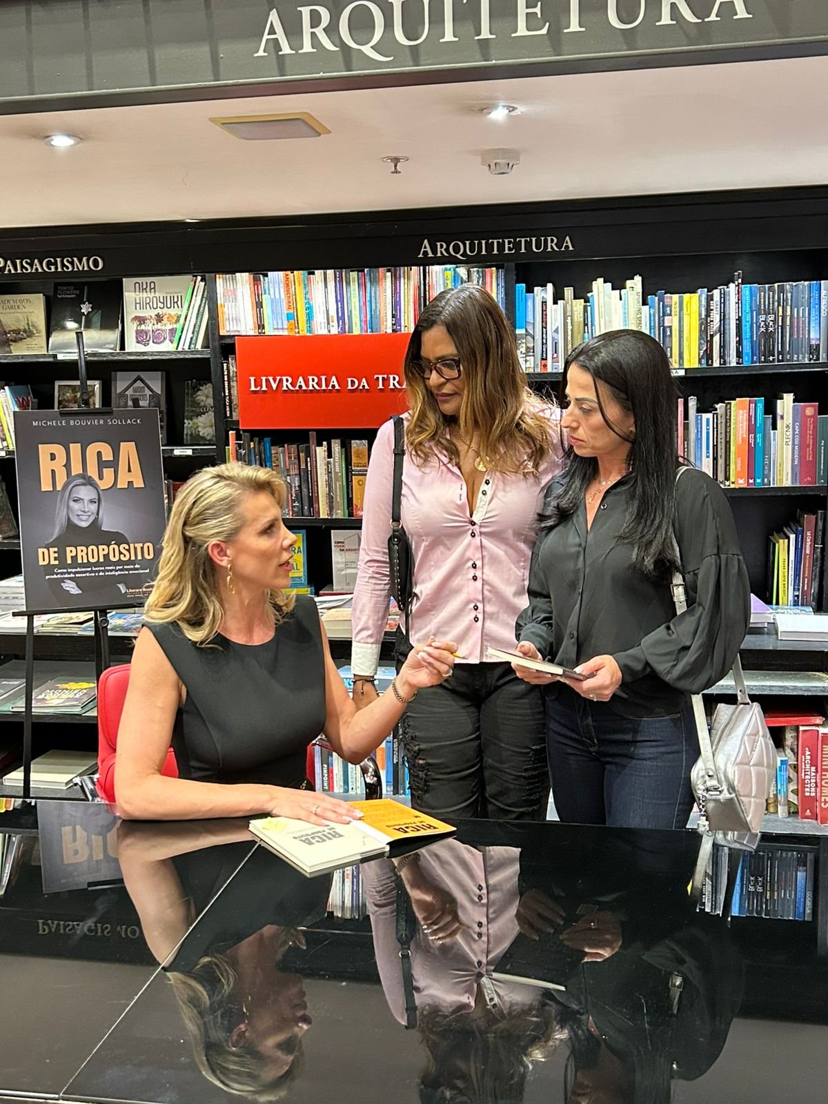 Tatiana Breia e Rosângela Melo prestigiam lançamento do livro “Rica de Propósito”, de Mi Bouvier 18 Tatiana Breia e Rosangela Melo Noite de Autografos 5