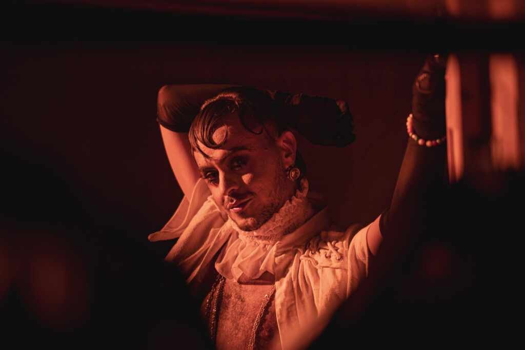 Kaíke Barto lança “[sól-ta]”: poesia, performance e política em álbum-manifesto impactante