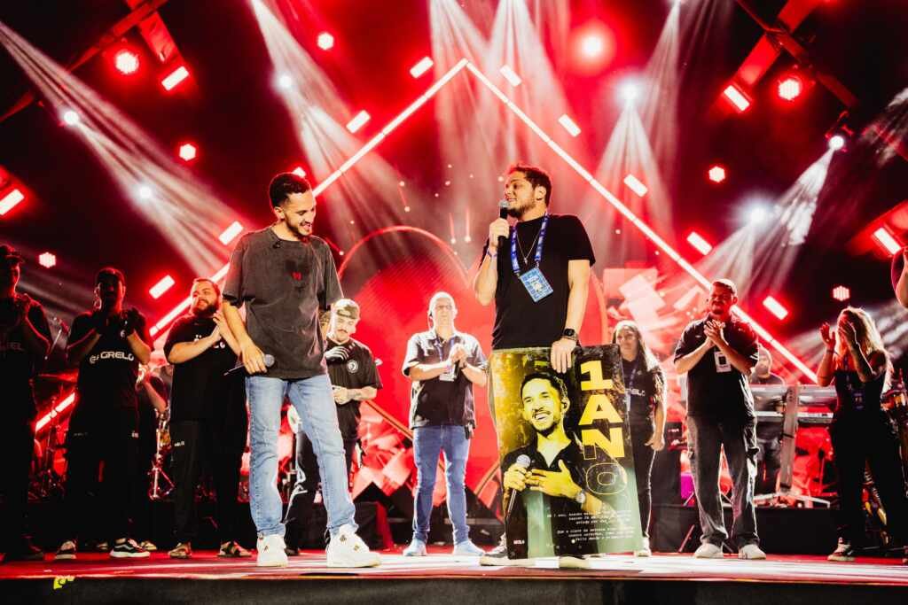 Grelo recebe homenagem surpresa da equipe e celebra 1 ano de carreira nos palcos Grelo recebe homenagem surpresa da equipe e celebra 1 ano de carreira nos palcos
