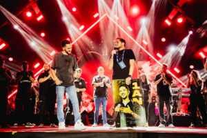 Grelo recebe homenagem surpresa da equipe e celebra 1 ano de carreira nos palcos
