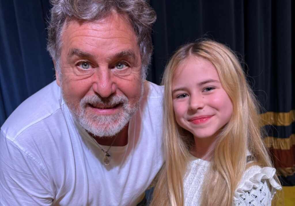 Mel Summers prestigia espetáculo de Marcos Frota e celebra nova fase da carreira no Brasil