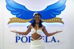Marvvila visita o barracão da Portela pela primeira vez