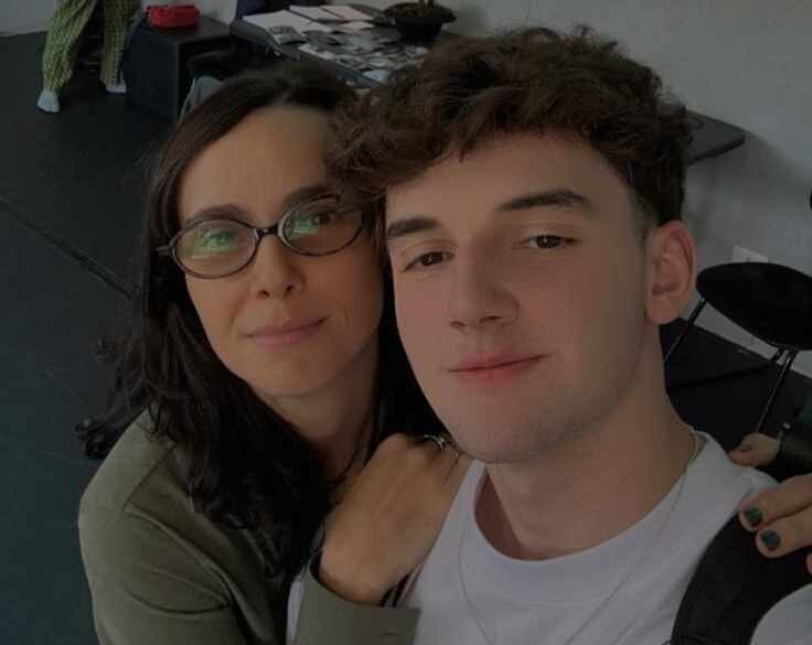 Matheus Sampaio vive filho de Débora Falabella em filme sobre Cacilda Becker; confira!