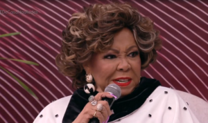 Alcione manda recado a Donald Trump ao vivo na Globo: “Vou fazer uma macumbinha”