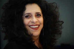 Filho de Gal Costa escreve carta para cantora que completaria 80 anos