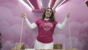Simony brilha no stand da AnyLovy durante a Beauty Fair