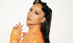 Sabrina Sato encara maratona de compromissos e chega ao The Town com look de parar o festival