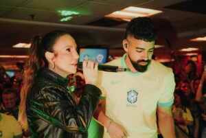 Dilsinho faz pagode no Maracanã após goleada do Brasil