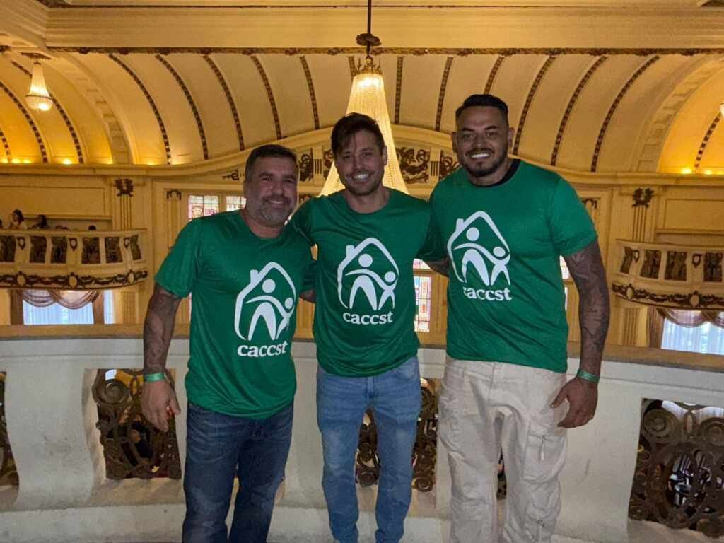 Dado Dolabella, ao lado do ator Igor Lage e Cacau JR leva esperança a crianças com câncer