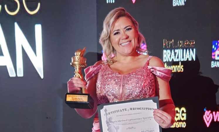 Do consultório odontológico aos palcos internacionais: Rosângela Martins é premiada em Nova York