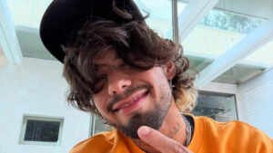Zé Felipe revela promessa religiosa por trás do cabelo comprido