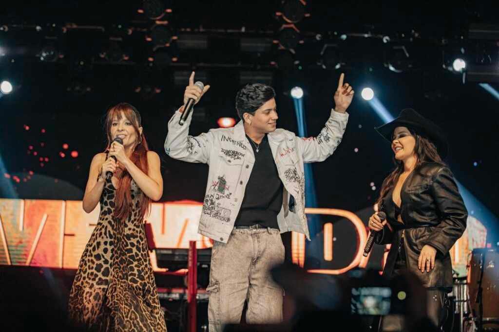 Após show com ingressos esgotados, Maraisa faz after com fãs no Villa Country 23 Após show com ingressos esgotados, Maraisa faz after com fãs no Villa Country
