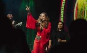 A cantora e compositora Sofia Brasil faz show em Indaiatuba