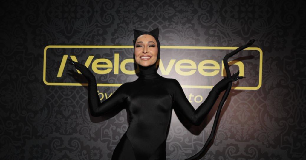 Sabrina Sato encarna Mulher-Gato em aulão de Halloween