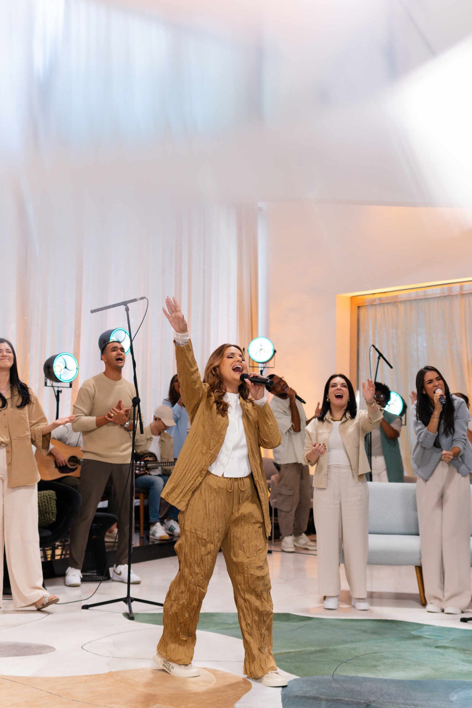 “Simples assim”: Aline Barros lança projeto com clássicos que inspiraram sua vida cristã 20 EDU 6266 scaled