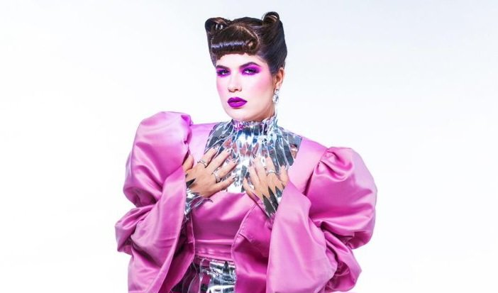 Taynã Ginepri aposta em figurino futurista no Baile de Halloween da Sephora