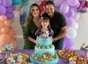 Luciane Sippert comemora em dose dupla: Dia do Professor e aniversário da pequena Angelina
