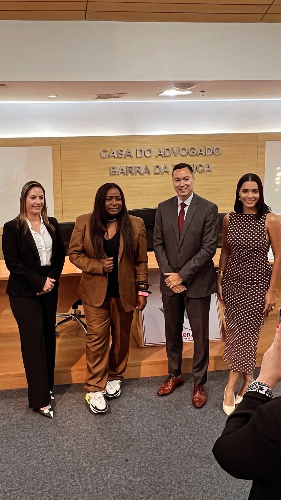 Paula Aprouch fala sobre estilo e autenticidade em encontro na OAB Barra 19 IMG 20251025 WA0017