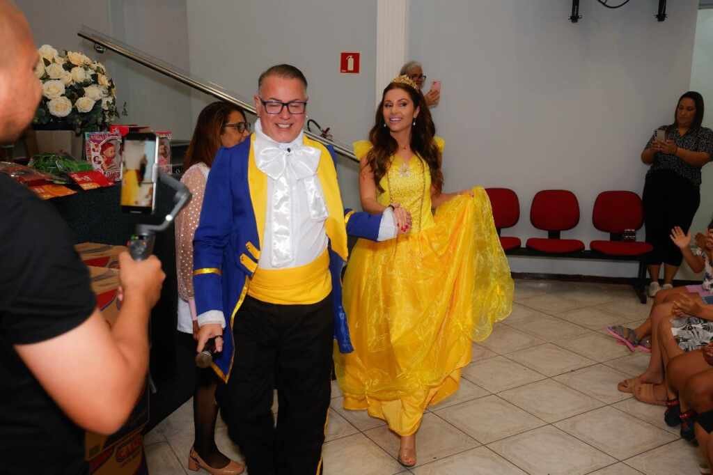 Maria Melilo e Dicesar encantam 100 crianças em ação social no Dia das Crianças Maria Melilo e Dicesar encantam 100 crianças em ação social no Dia das Crianças