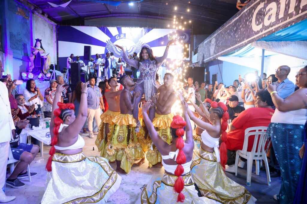 Índia Zurich é coroada rainha de bateria em noite de festa Índia Zurich é coroada rainha de bateria em noite de festa
