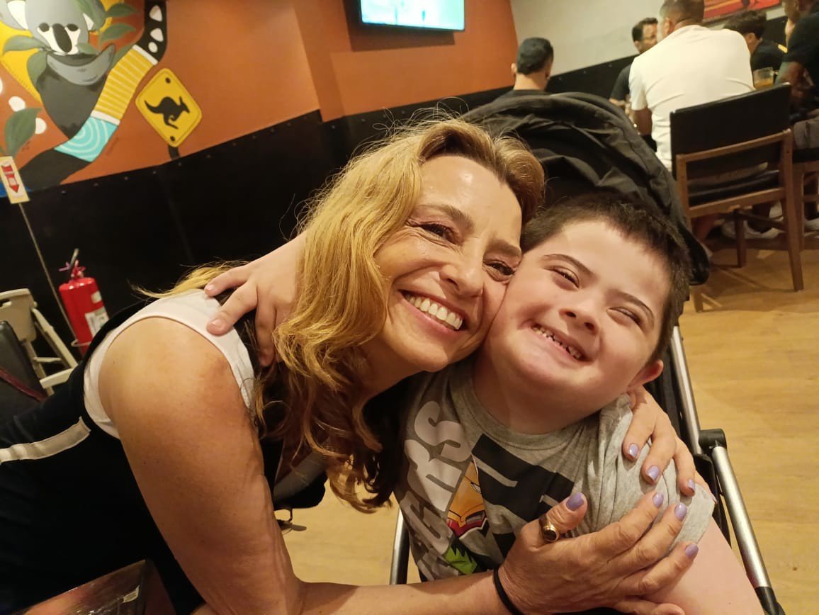 Da Sapucaí para os livros: Gabriel Loiola vira referência em livro sobre inclusão 18 Paula Giannini Gabriel e Tatiana 1