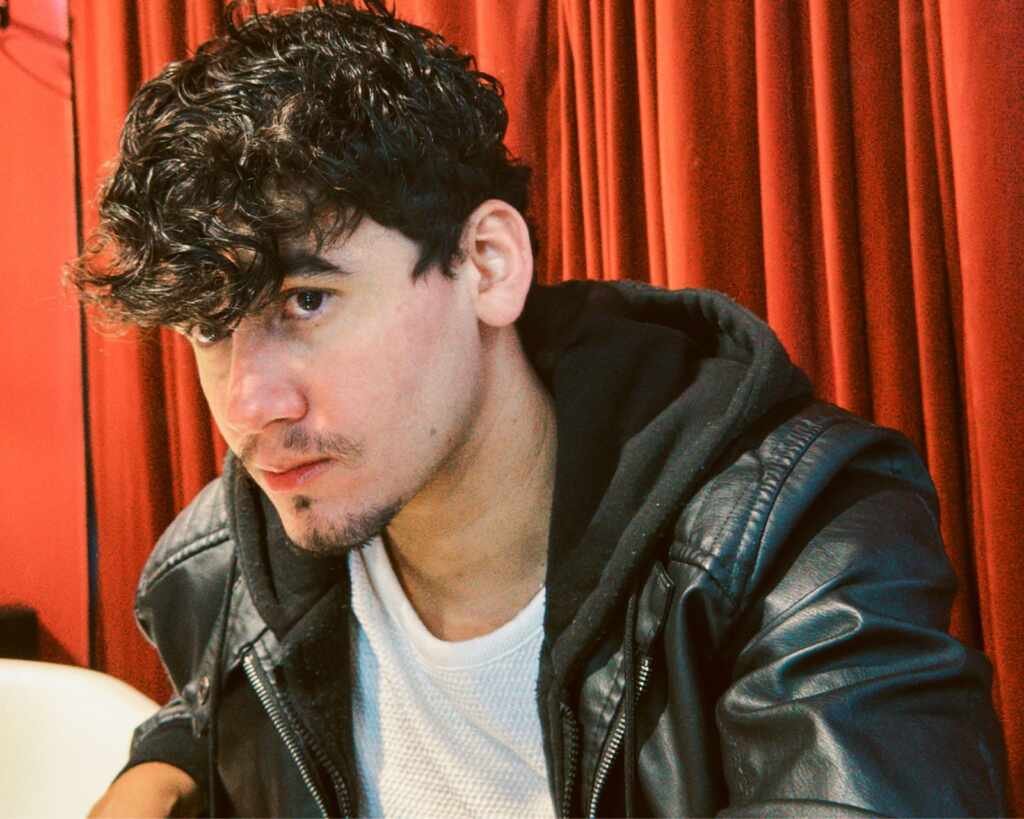 Cantor Kelvy apresenta “3por1”, uma faixa que reflete sobre as transformações da vida Cantor Kelvy apresenta “3por1”, uma faixa que reflete sobre as transformações da vida