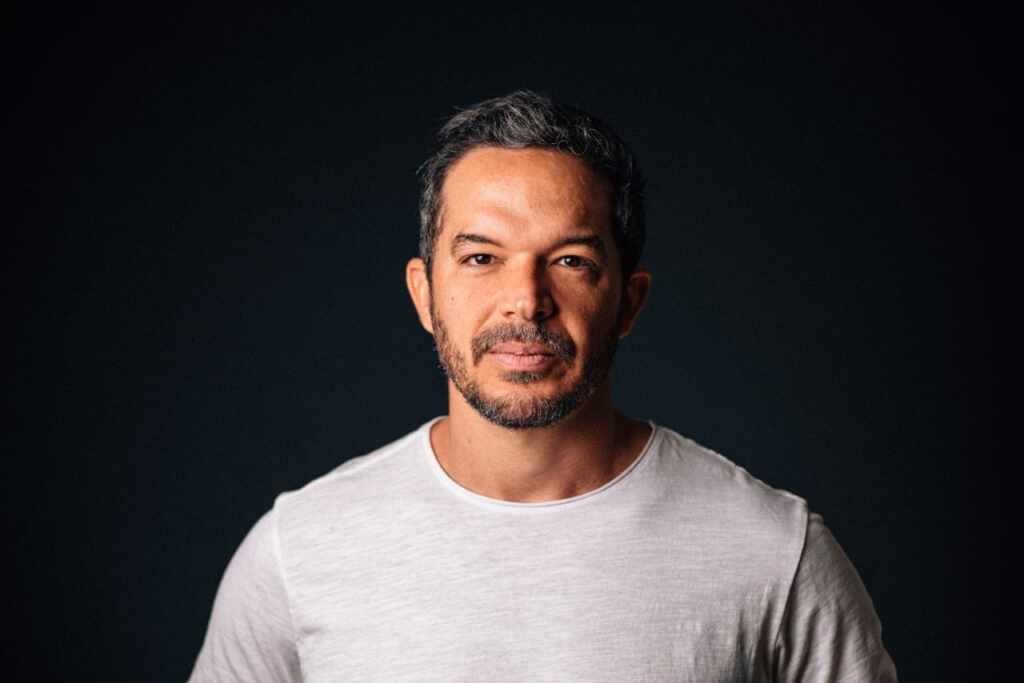 Fifo Benicasa vive o investigador Alcides em Vale Tudo, na reta final da novela