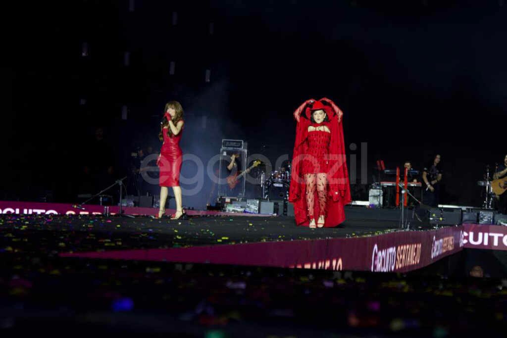 Maiara e Maraisa brilham em noite de estreia do Caldas Country 2025 com looks vermelhos