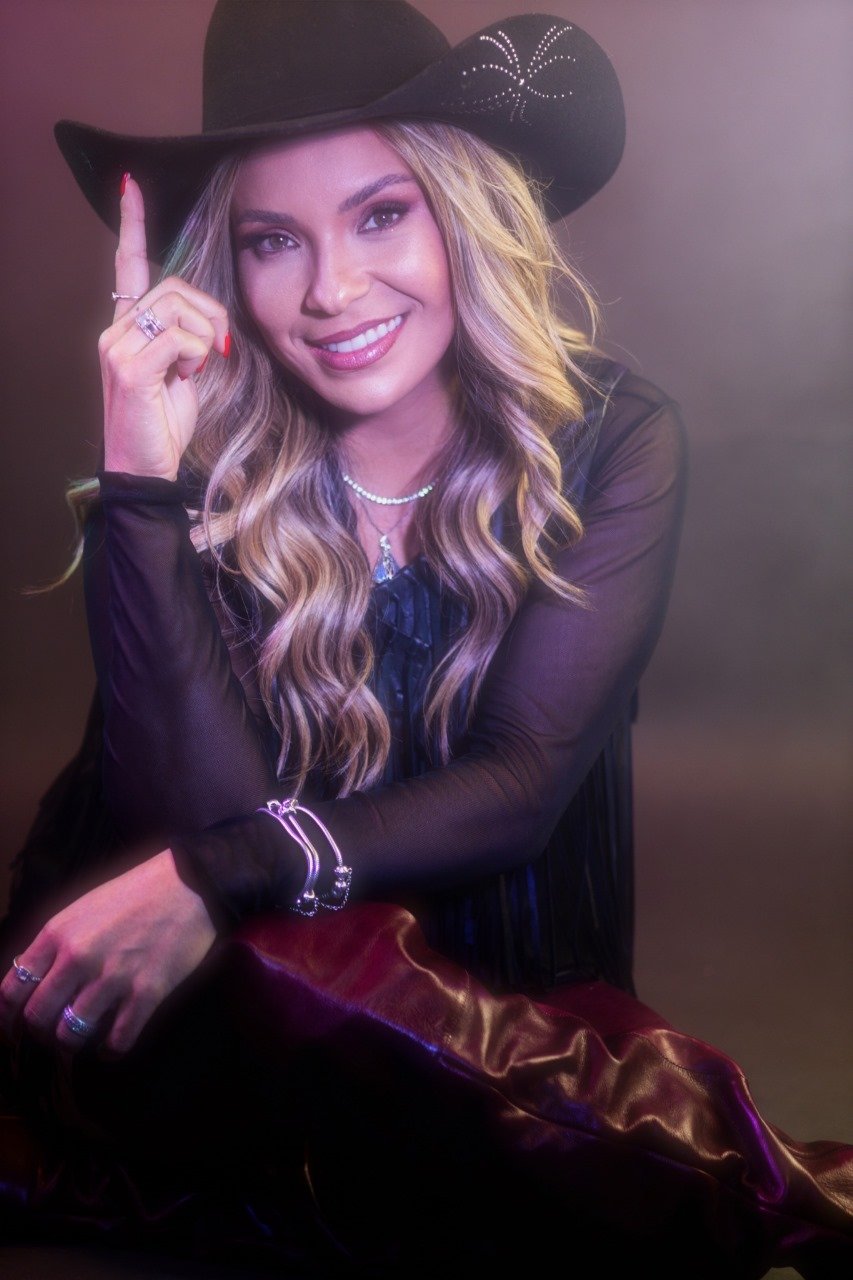Elis Justi se apresenta no Villa Country em celebração aos 28 anos da Rádio Nativa 19 Foto: Divulgação