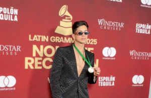 Léo Foguete desembarca em Las Vegas para Grammy Latino e recebe medalha por indicação