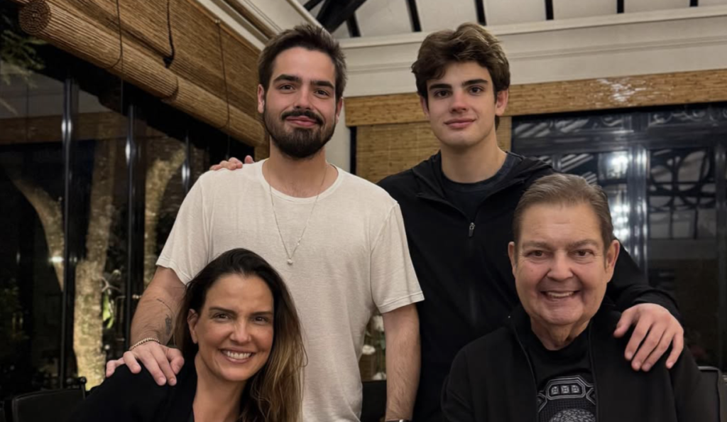 Faustão reaparece em foto inédita ao lado da família durante comemoração de casamento