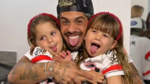 Zé Felipe compartilha foto dos filhos em casa de Vini Jr. no Rio