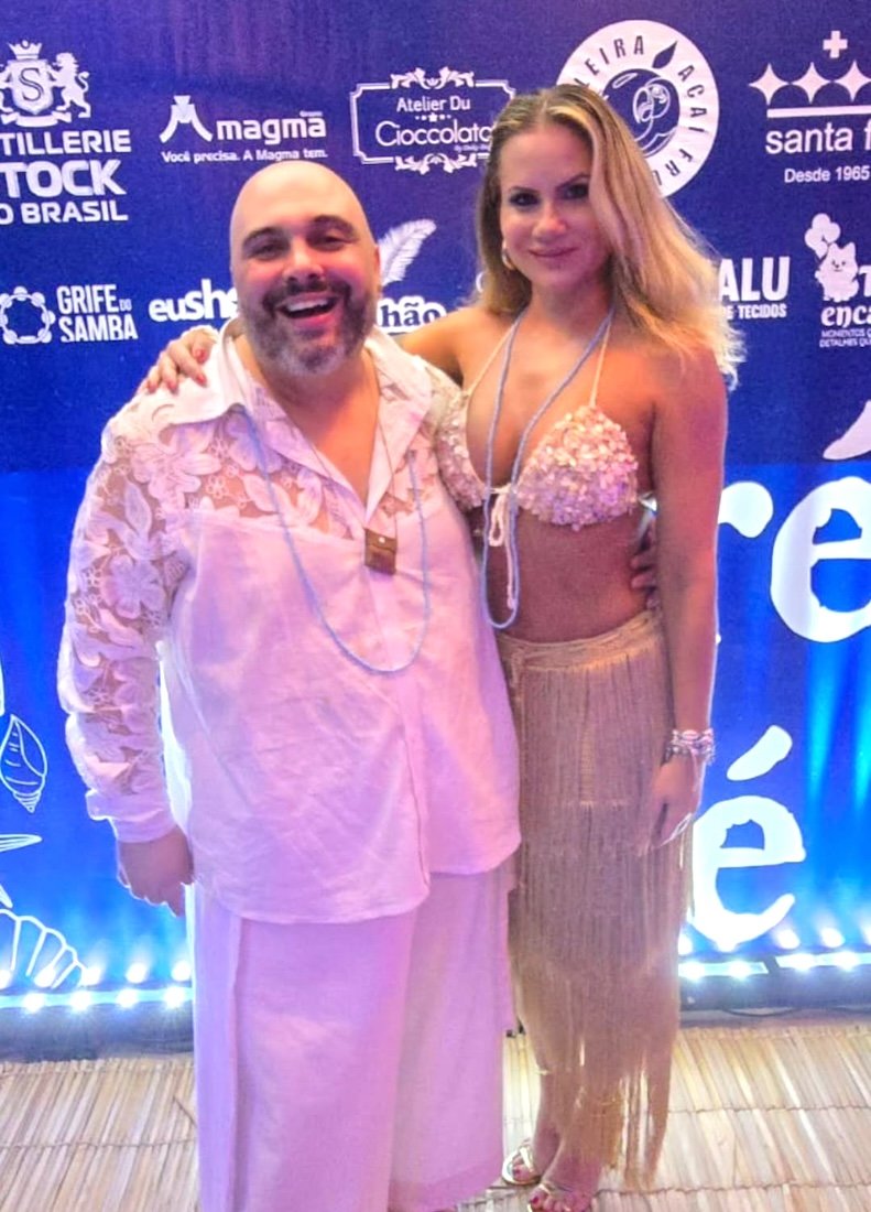 Anfitrião Bruno Oliveira e Isis Camargo - Crédito da Foto: Divulgação