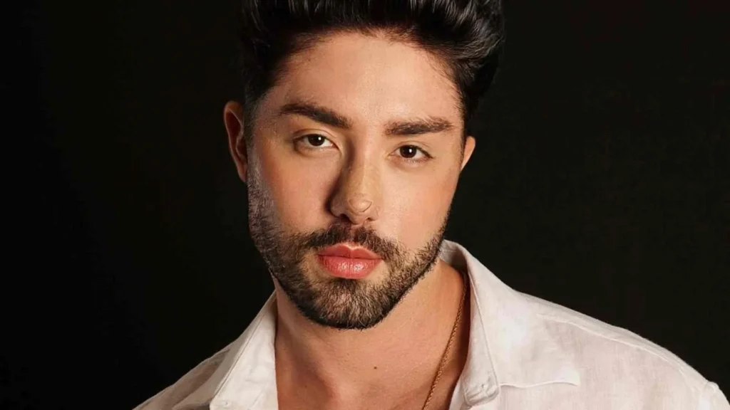 Rico Melquiades mostra antes e depois do corpo após realizar 15ª cirurgia estética