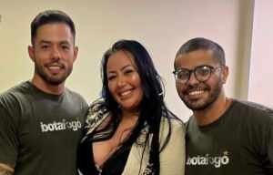 Vanessa Franklin recebe croqui e reforça a excelência da Botafogo Samba Clube 2026
