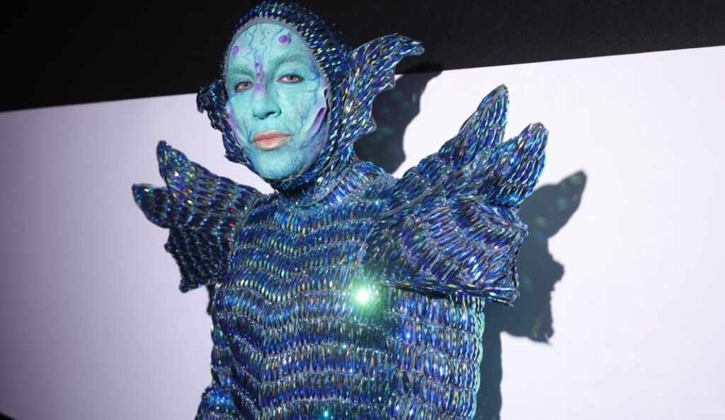 Cleber Azevedo brilha no Baile da Sephora 2025 com fantasia futurista inspirada em “A Forma da Água”