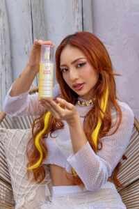 Ruivinha de Marte realiza sonho e lança sua linha de cosméticos Glow Marte