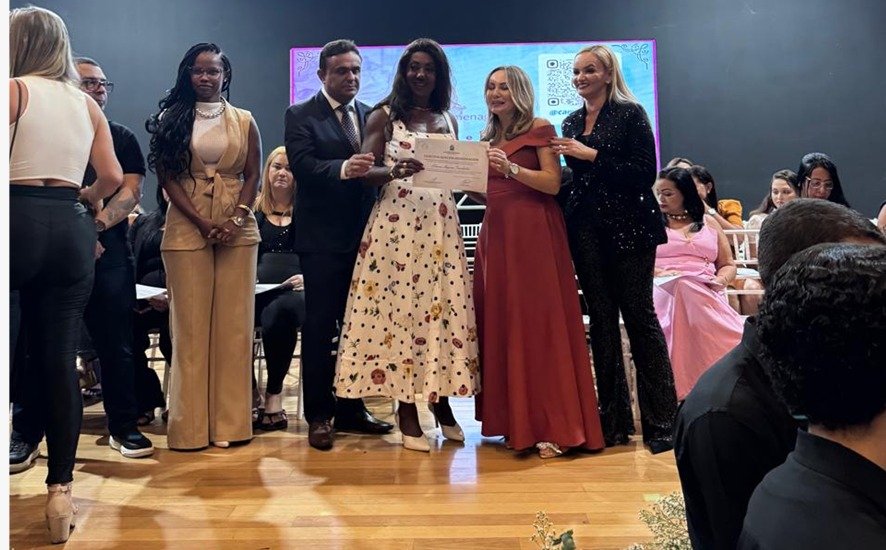 Eliana Turchetti recebe título de Mulher Empreendedora de Goiás do projeto Ciclo da Dignidade Menstrual Eliana Turchetti recebe título de Mulher Empreendedora de Goiás do projeto Ciclo da Dignidade Menstrual