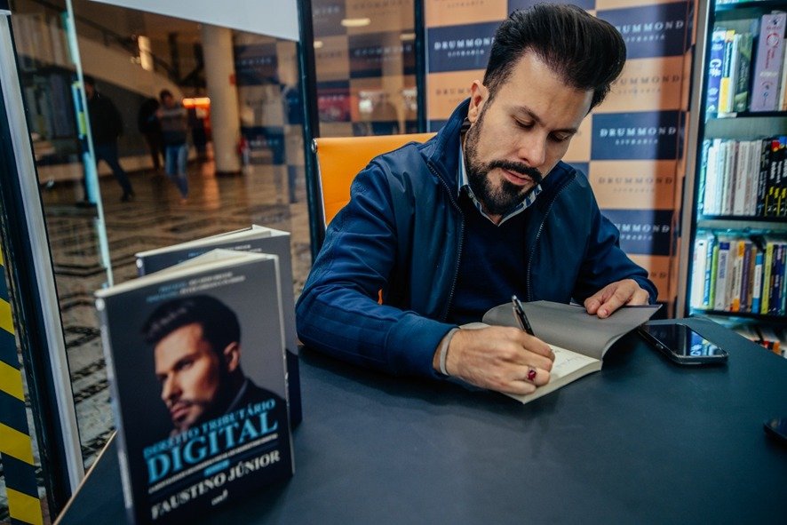 Faustino Júnior é eleito o mais influente em tecnologia, o empresário do 1º do ano jurista best-seller Faustino Júnior é eleito o mais influente em tecnologia, o empresário do 1º do ano jurista best-seller