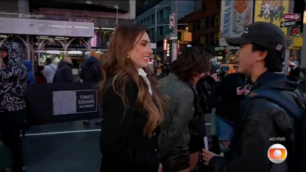 Nicole Bahls vive momento divertido em inglês ao interagir com grupo de dança na Times Square 19 Nicole Bahls vive momento divertido em inglês ao interagir com grupo de dança na Times Square