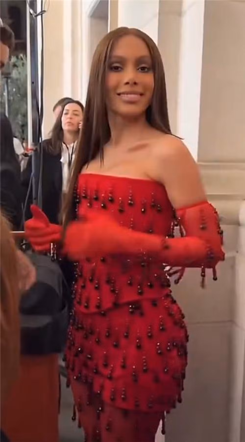 Maiara e Maraisa brilham em noite de estreia do Caldas Country 2025 com looks vermelhos 25 Anitta para o desfile da L’Oreal Paris. — Foto: Reprodução/Instagram