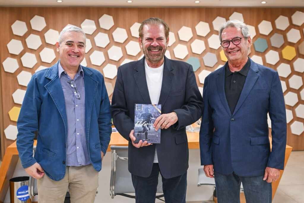 Jornalista e escritor Rodrigo Viana e recebido pelo Presidente da Federação Paulista de Futebol Jornalista e escritor Rodrigo Viana e recebido pelo Presidente da Federação Paulista de Futebol